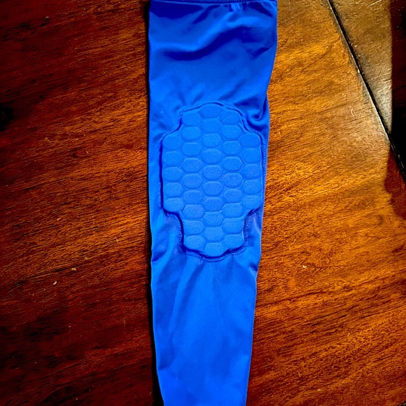 Nike padded elbow sleeve - Picture 1 of 3